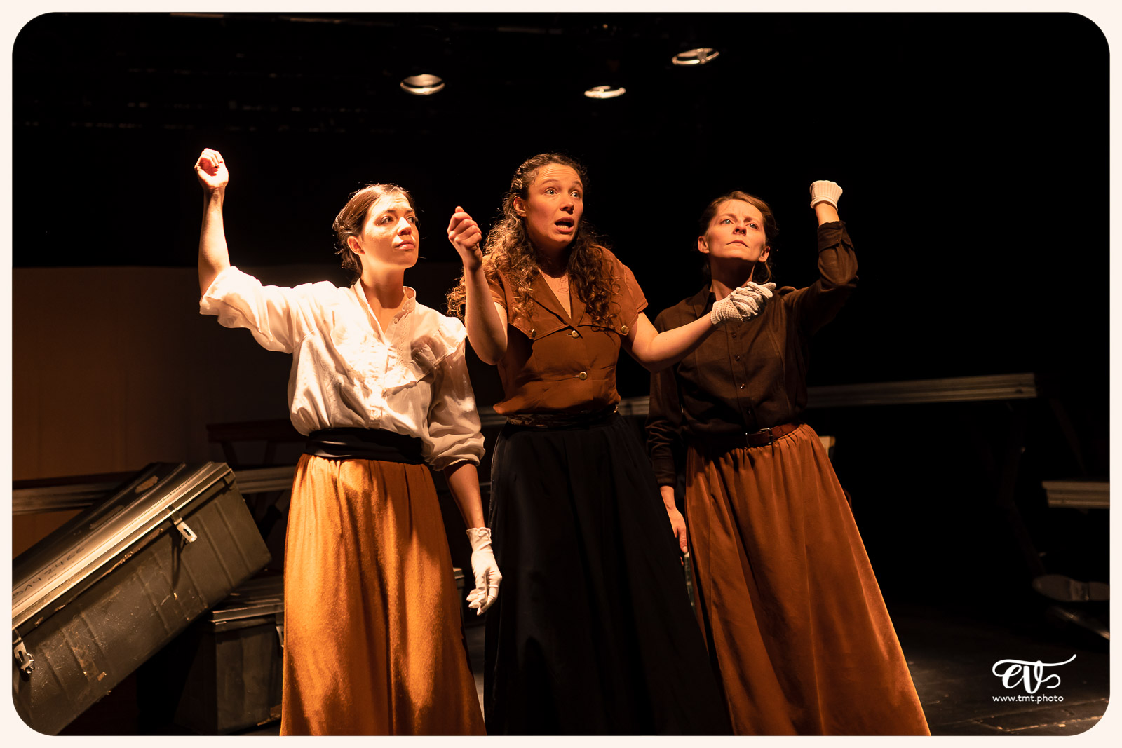 LA MESNIE H. - UN JOUR D'ÉTÉ